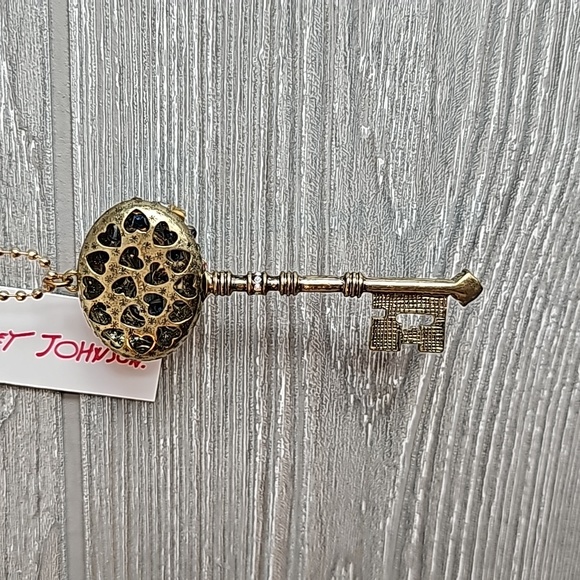 Betsey Johnson Key Pendent Necklace - Picture 6 of 6